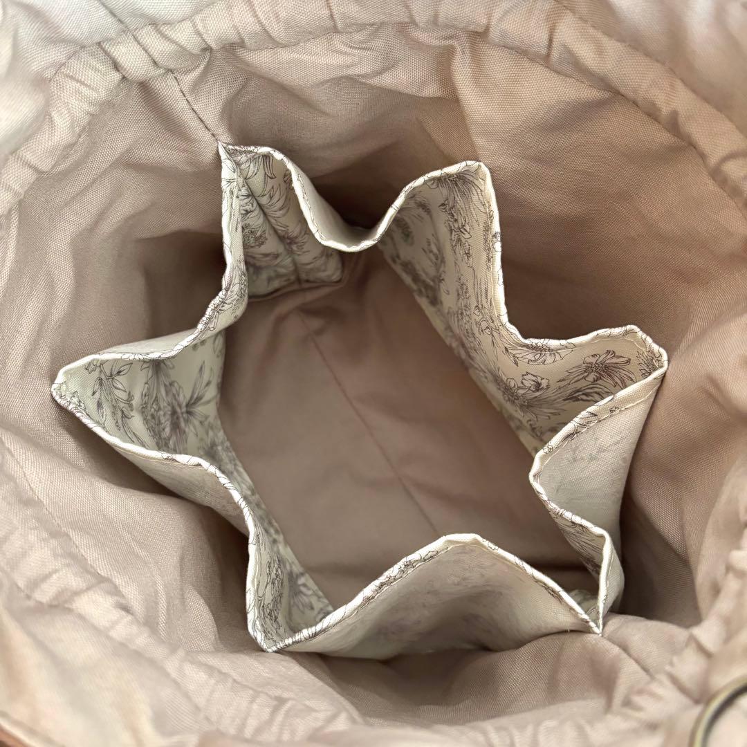 【えり】ダブルフリル巾着ショルダーバッグ　帆布　ココア×エレガントフラワー