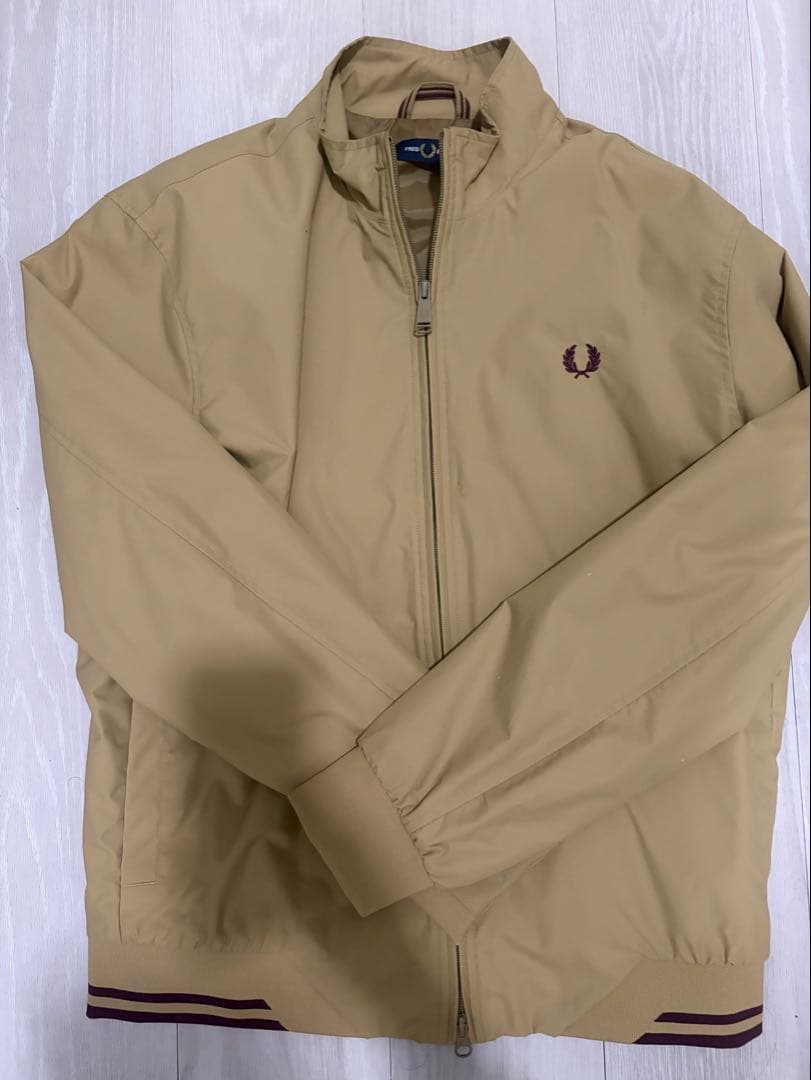 フレッドペリーの刺繍ロゴナイロントラックジャケット