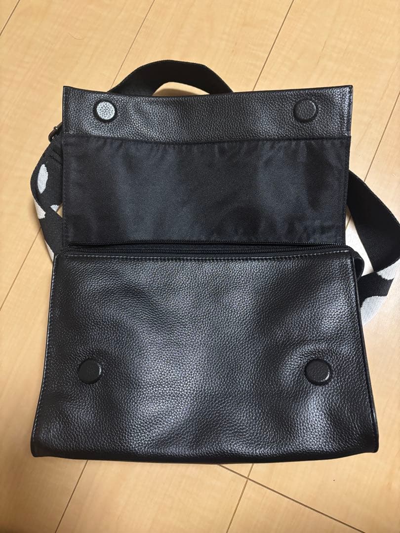 イアパピヨネ ワイドテープショルダーバッグ ボディバッグ