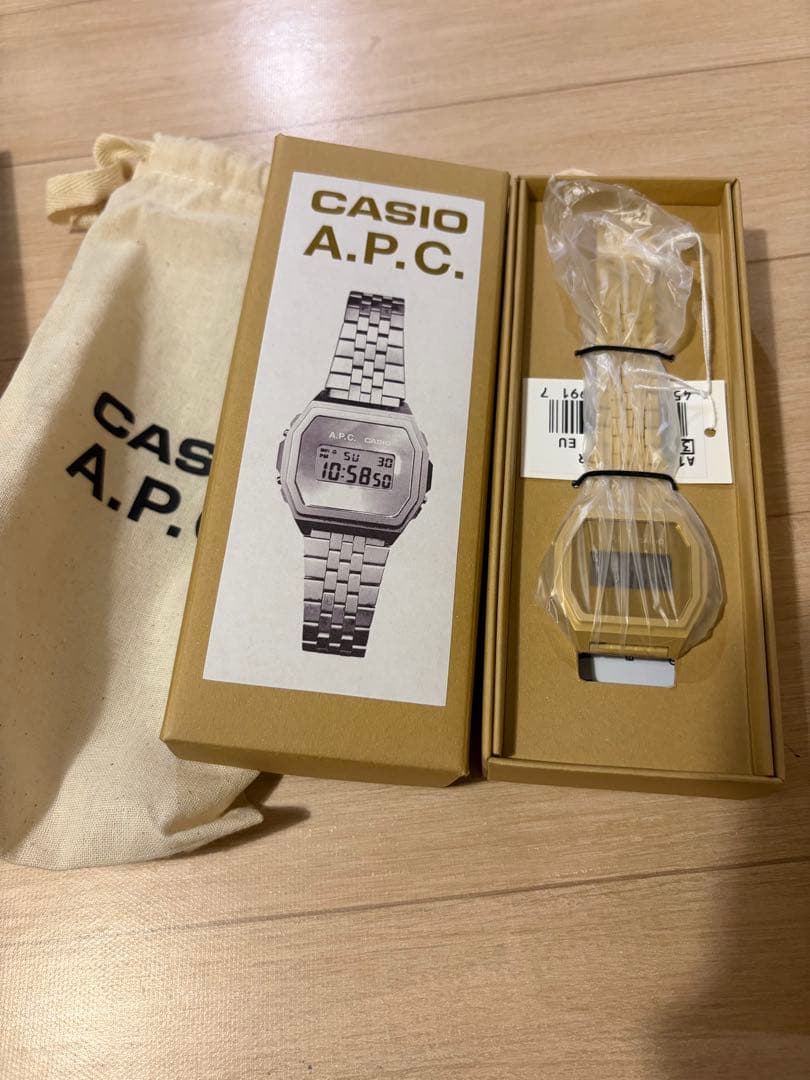 CASIO A.P.C. デジタル腕時計 ゴールド