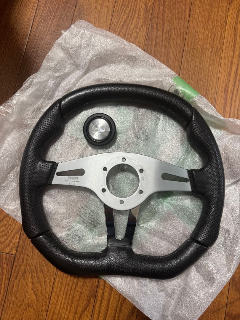 MOMO トレックR T-5 ステアリング 350mm ブラック