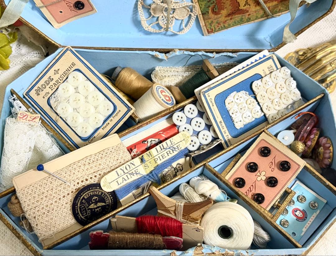 フランスアンティーク ソーイングセット 紙箱 レース 糸巻き レース ボタン