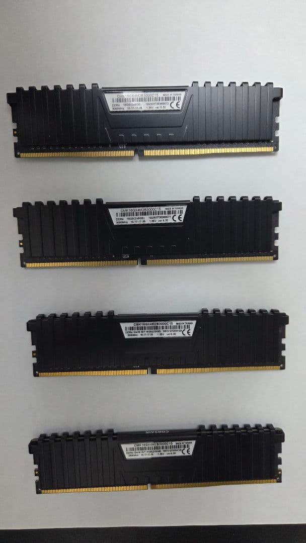 CORSAIR VENGEANCE DDR4 3000 32GB(8GB×4)