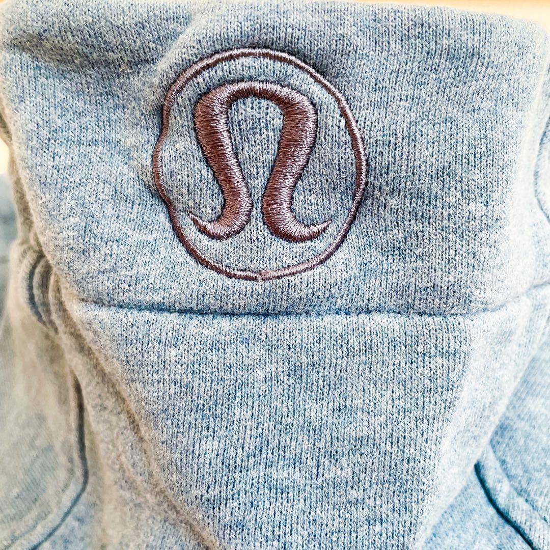 lululemonスクーバフルジップフーディー（フード付きパーカー水色）