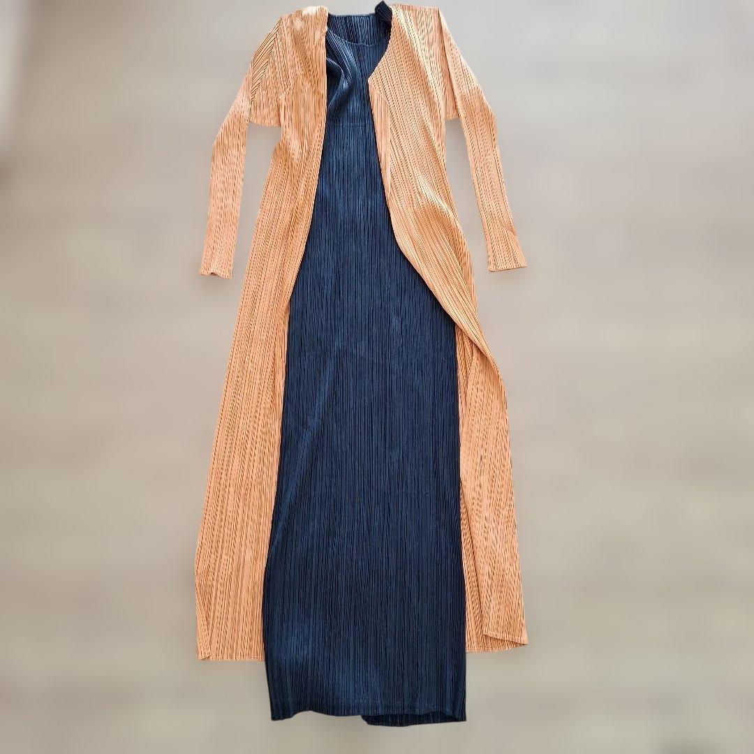 PLEATS PLEASE オレンジロングカーディガンと黒ワンピース