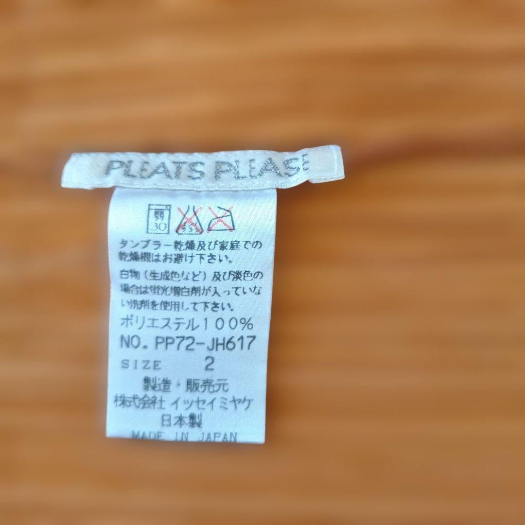 PLEATS PLEASE オレンジロングカーディガンと黒ワンピース