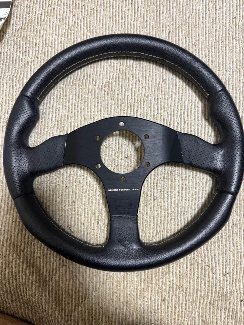 美品モモステ　RACE NOTO BLACK/GOLD 320mm AL-01