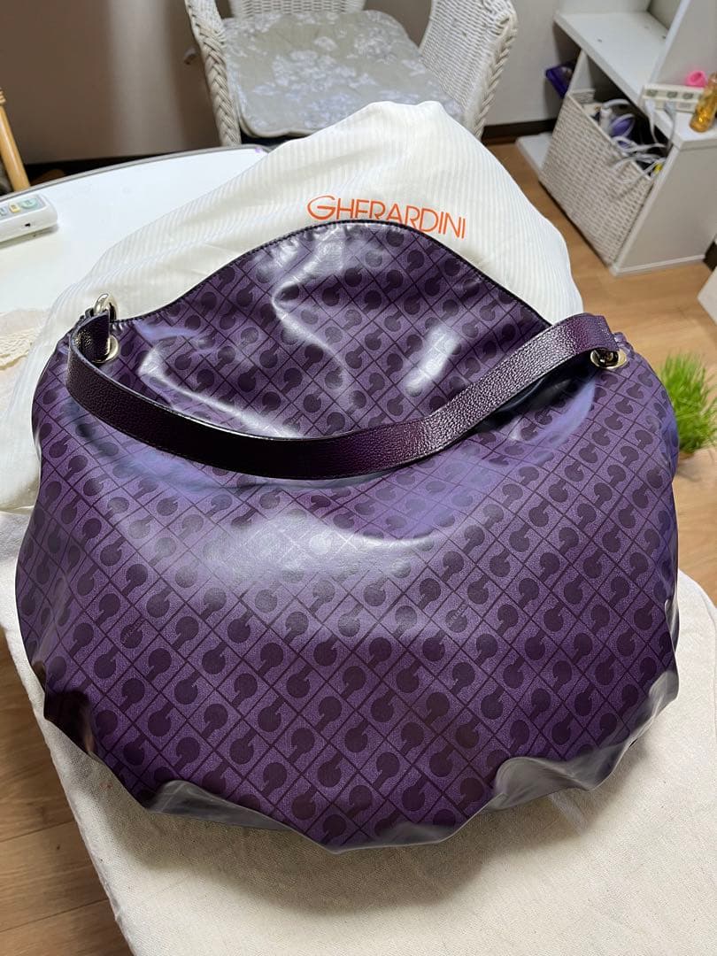 ゲラルディーニ　紫バッグ極美品