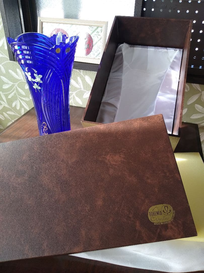 ボヘミアングラス大型花瓶　コバルトブルーカットガラス　チェコ製専用箱入り花瓶