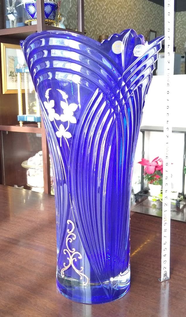 ボヘミアングラス大型花瓶　コバルトブルーカットガラス　チェコ製専用箱入り花瓶