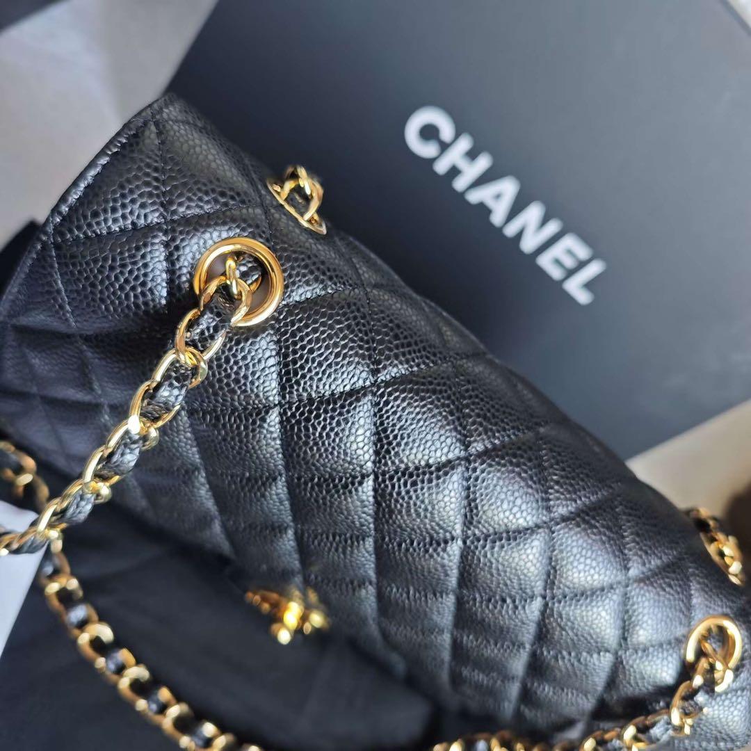 ブラックのキルティングレザーにゴールドの金具が特徴のショルダーバッグ。