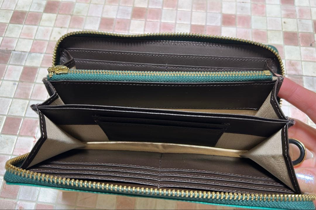 本格革財布　職人さん手造り　大容量でも綺麗に入る