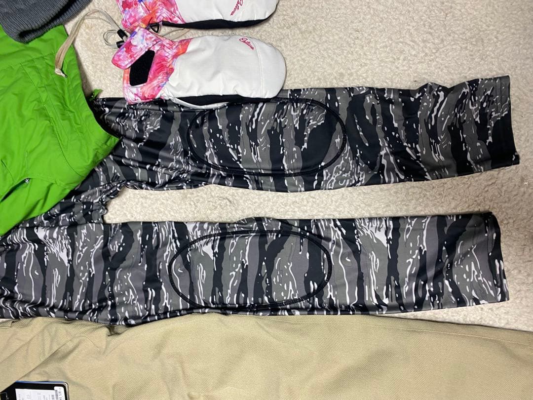 レディース　スノーボード　スキーウェア上下　おまけ付　ROXY パンツは未使用