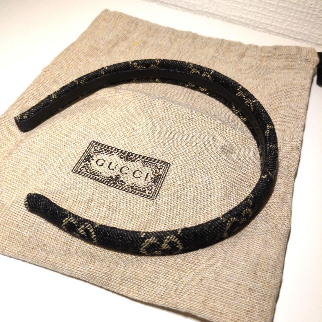 GUCCI デニム風ヘアバンド ロゴ入り