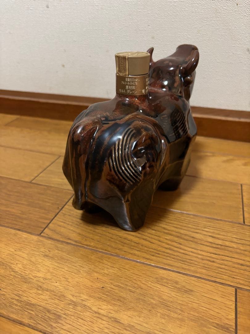 【未開栓】干支 丑 牛型 陶器 ウイスキー サントリー ローヤル12年