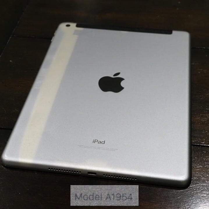 iPad 6世代 SIMフリー 32GB 9.7インチ スペースグレー