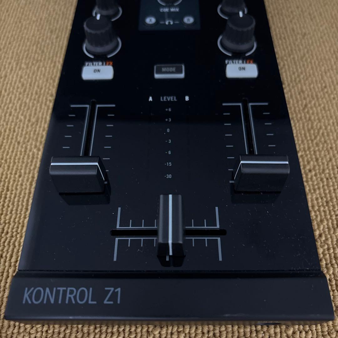 TRAKTOR KONTROL Z1 ミキシング・コントローラー