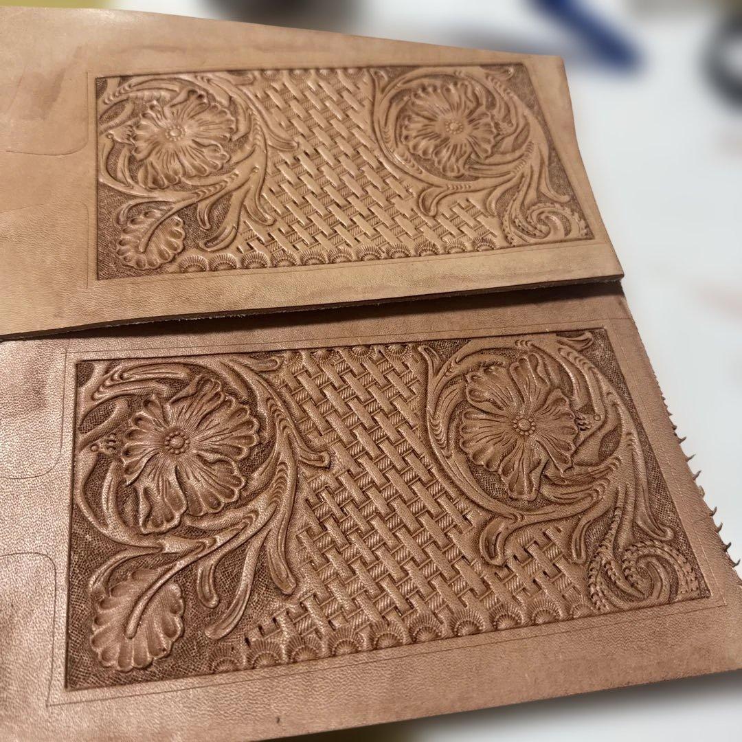 amo レザーカービングウォレット(ハーフ)