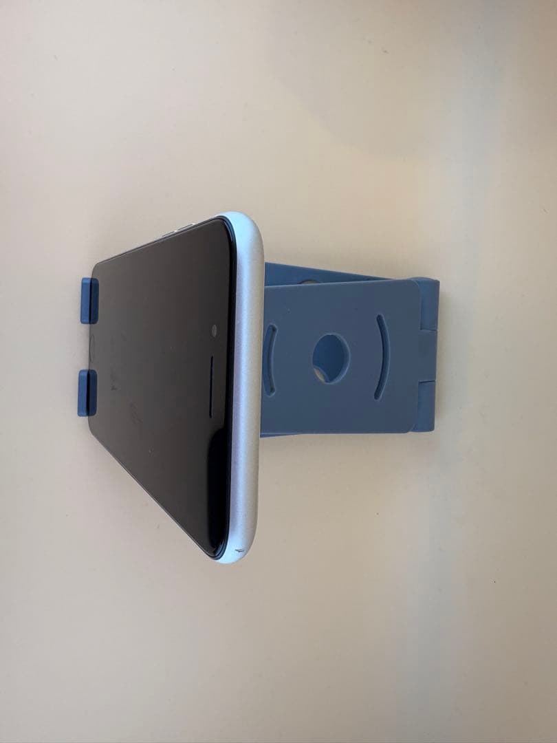 iphone SE 代3世代　64GB スターライト　バッテリー100%