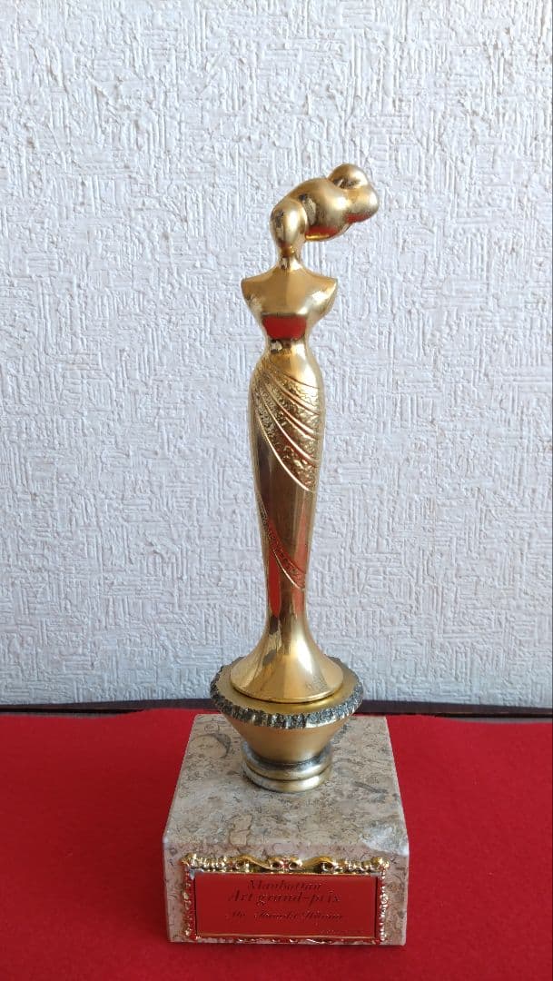 人見友紀　伝説の逃亡画家　トロフィー