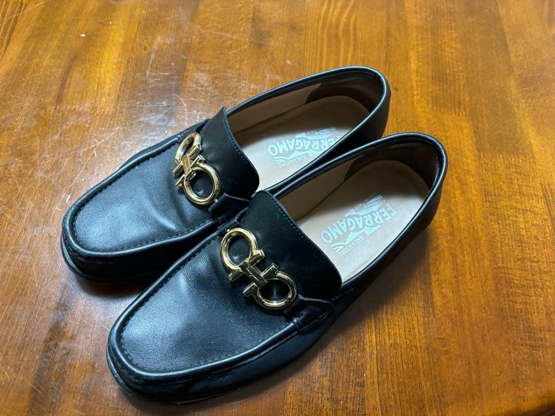FERRAGAMO ブラック ローファー
