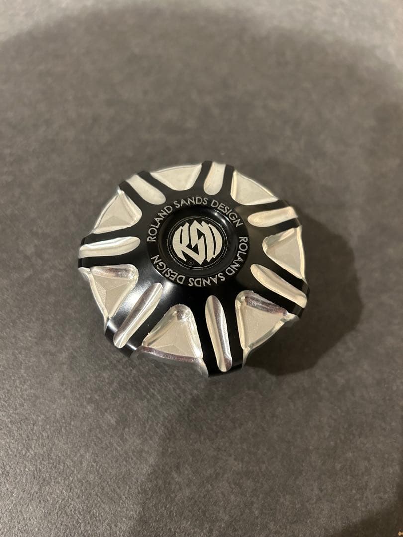 ハーレーダビッドソン　ガスキャップ　ローランドサンズ