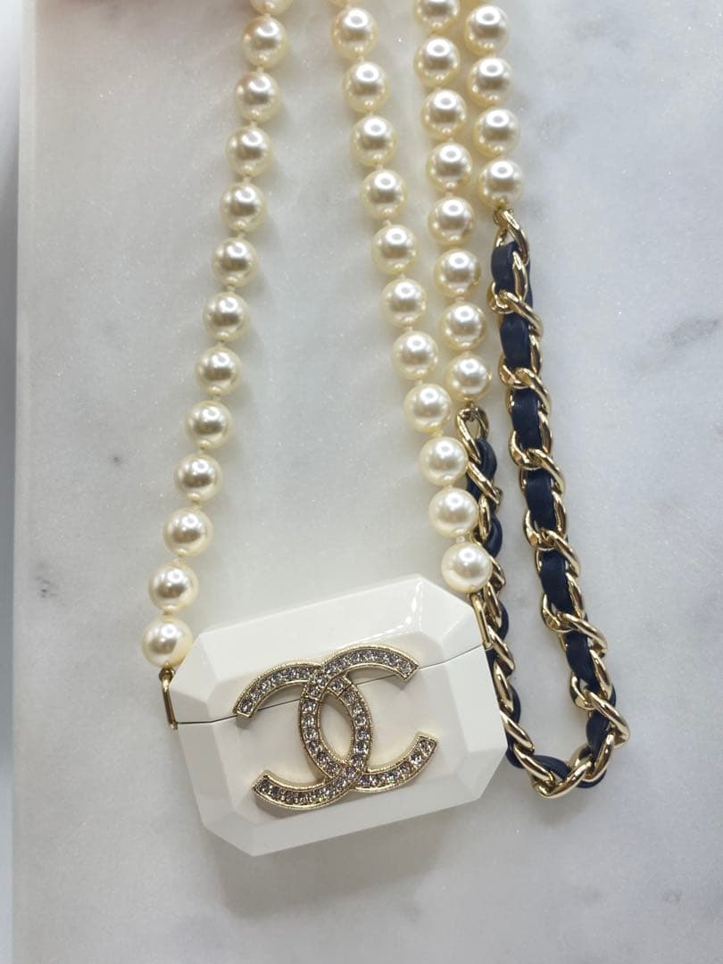 CHANEL イヤホンケース ホワイト　フェイクパール　B21A AirPods