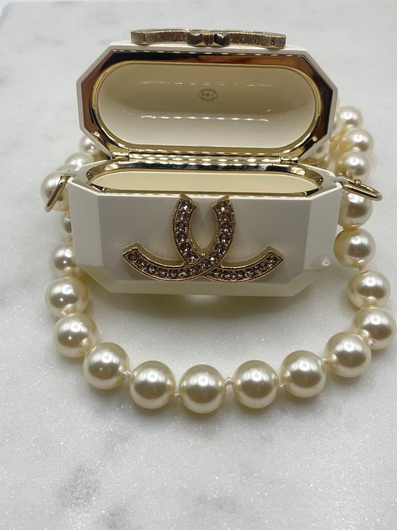 CHANEL イヤホンケース ホワイト　フェイクパール　B21A AirPods