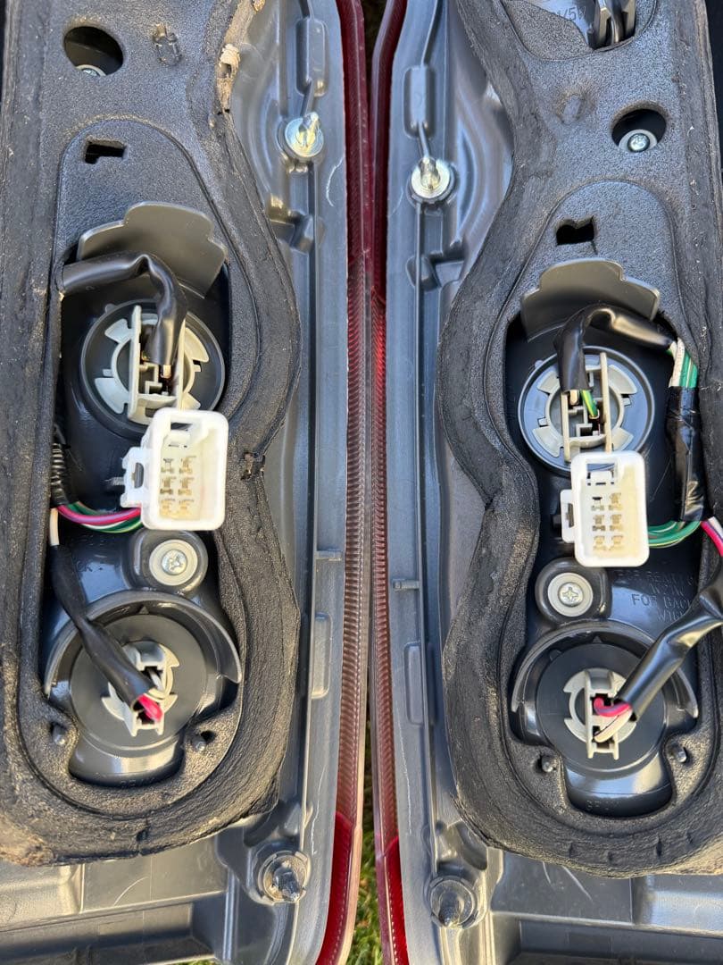 m*様 トヨタ 200系ハイエース純正テールランプ左右セット