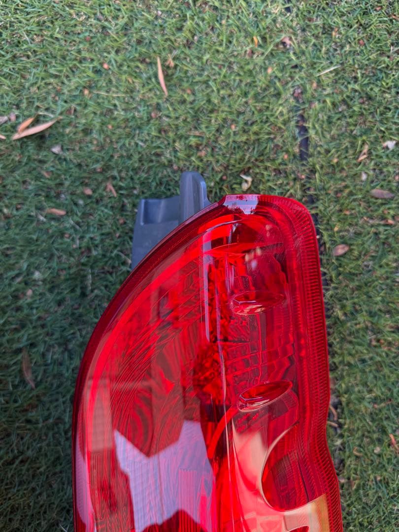 m*様 トヨタ 200系ハイエース純正テールランプ左右セット