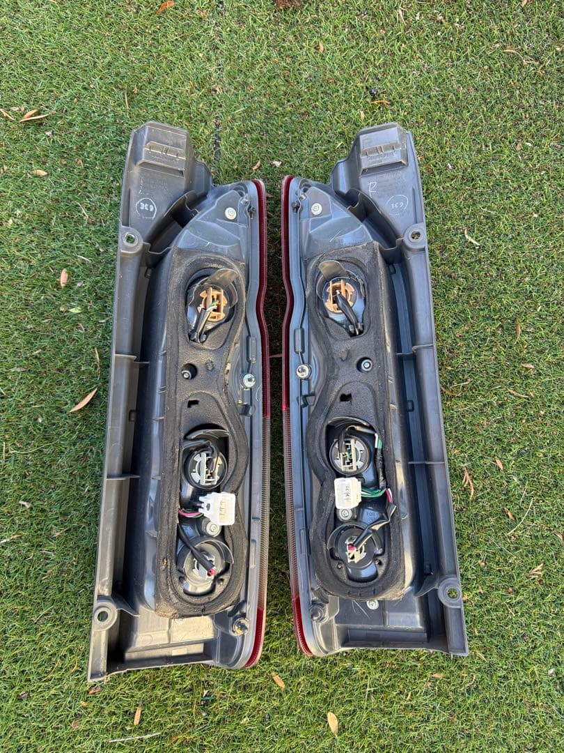 m*様 トヨタ 200系ハイエース純正テールランプ左右セット