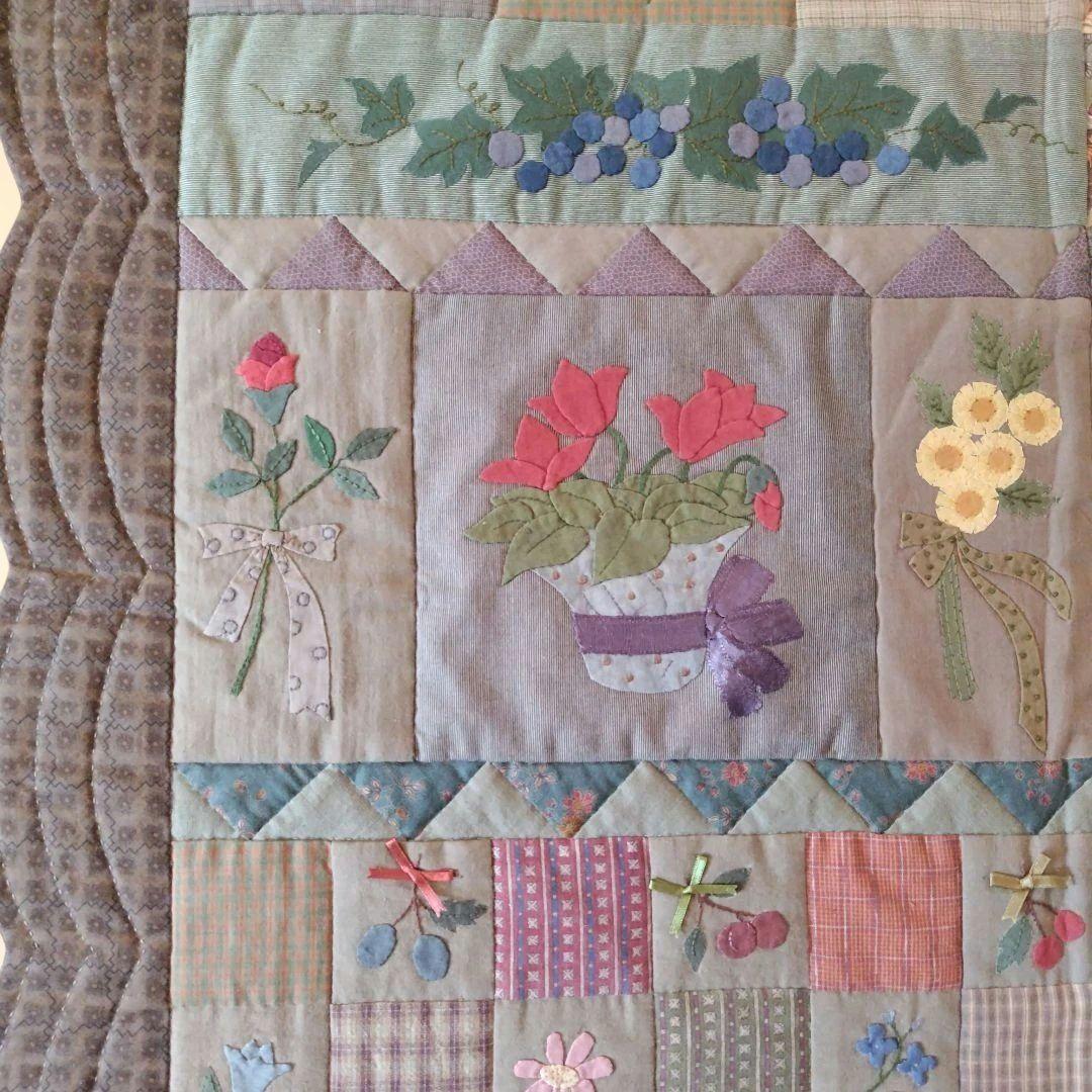 福ちゃん【花のタペストリー】　ハンドメイドアップリケ、刺繍 、パッチワーク