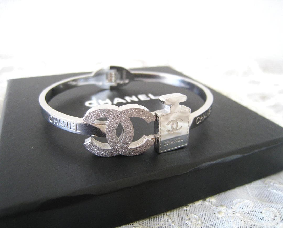 CHANEL シャネル　バングル　香水瓶モチ－フ