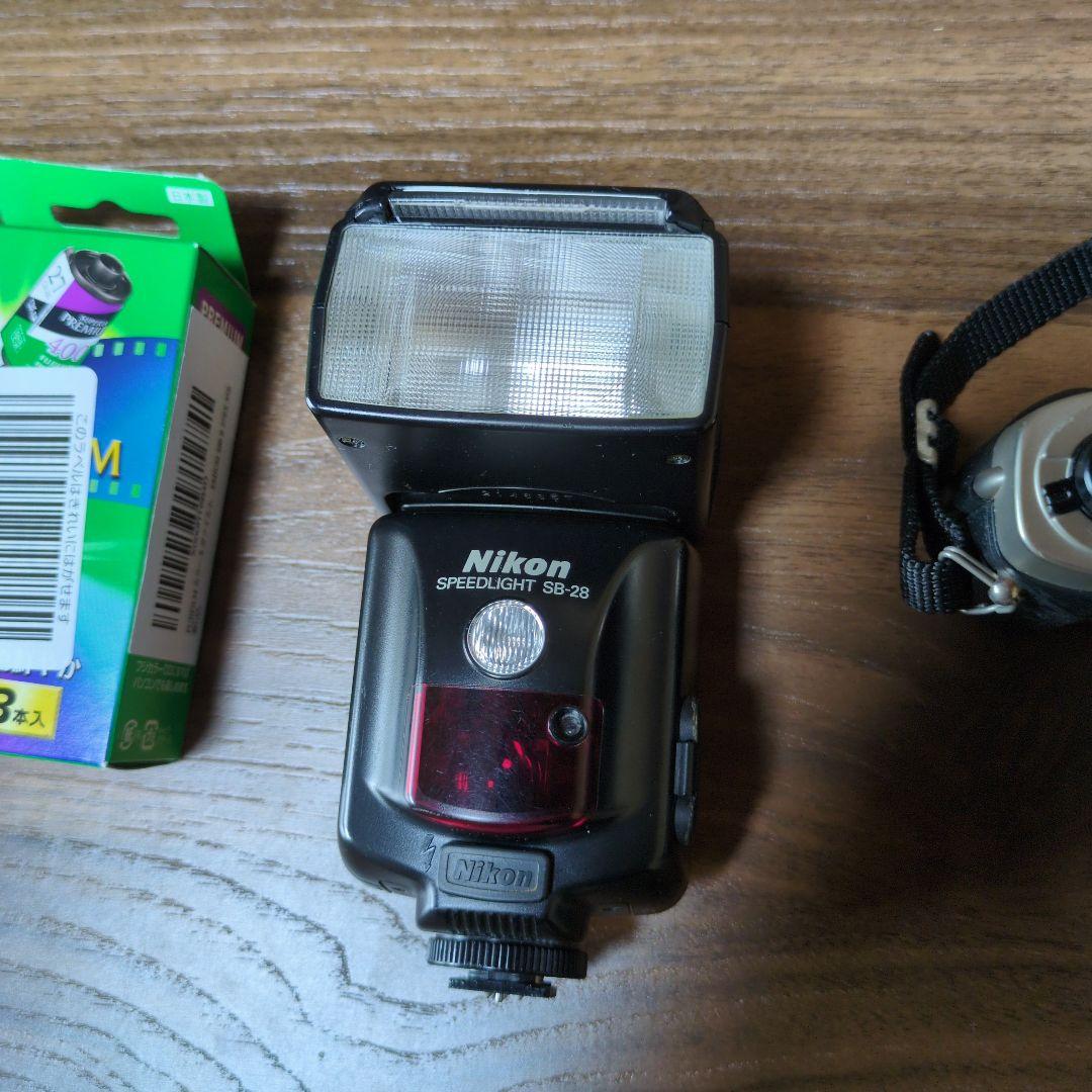 Nikon FM10一眼レフフィルムカメラレンズキットとフラッシュ