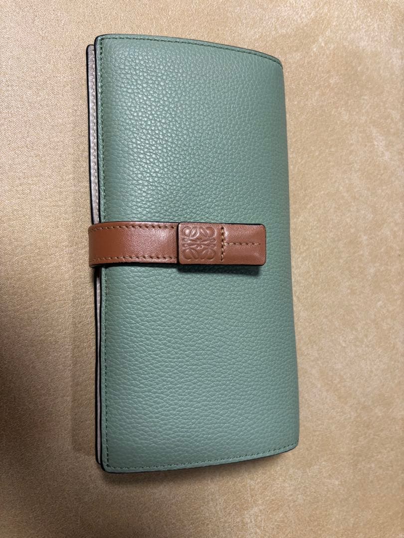 美品ロエベグリーンレザー長財布 ブラウンストラップ付き。箱、袋あり。