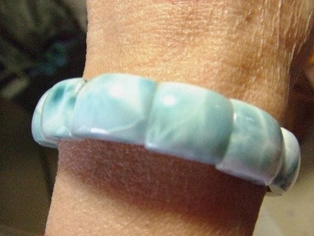 新品未使用　天然石ラリマー バングル型ブレスレット　内径15～１６センチ