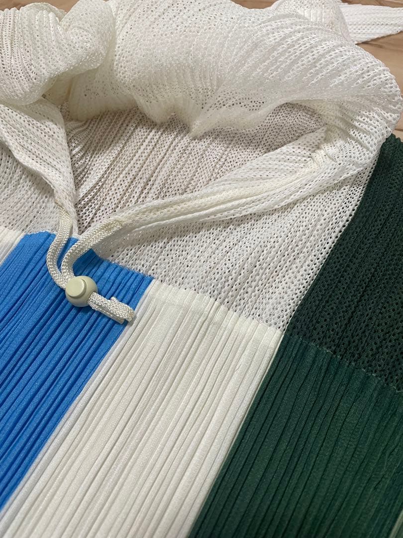 プリーツプリーズ　イッセイミヤケ　フード付きトップス