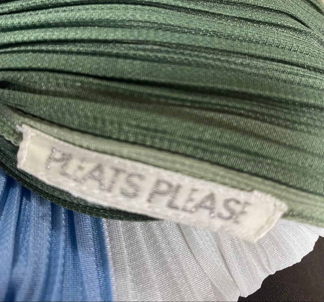 プリーツプリーズ　イッセイミヤケ　フード付きトップス