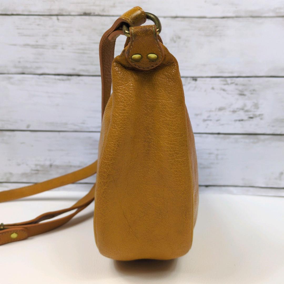 イルビゾンテ ショルダーバッグ キャメル ハーフムーン 三日月 シボ