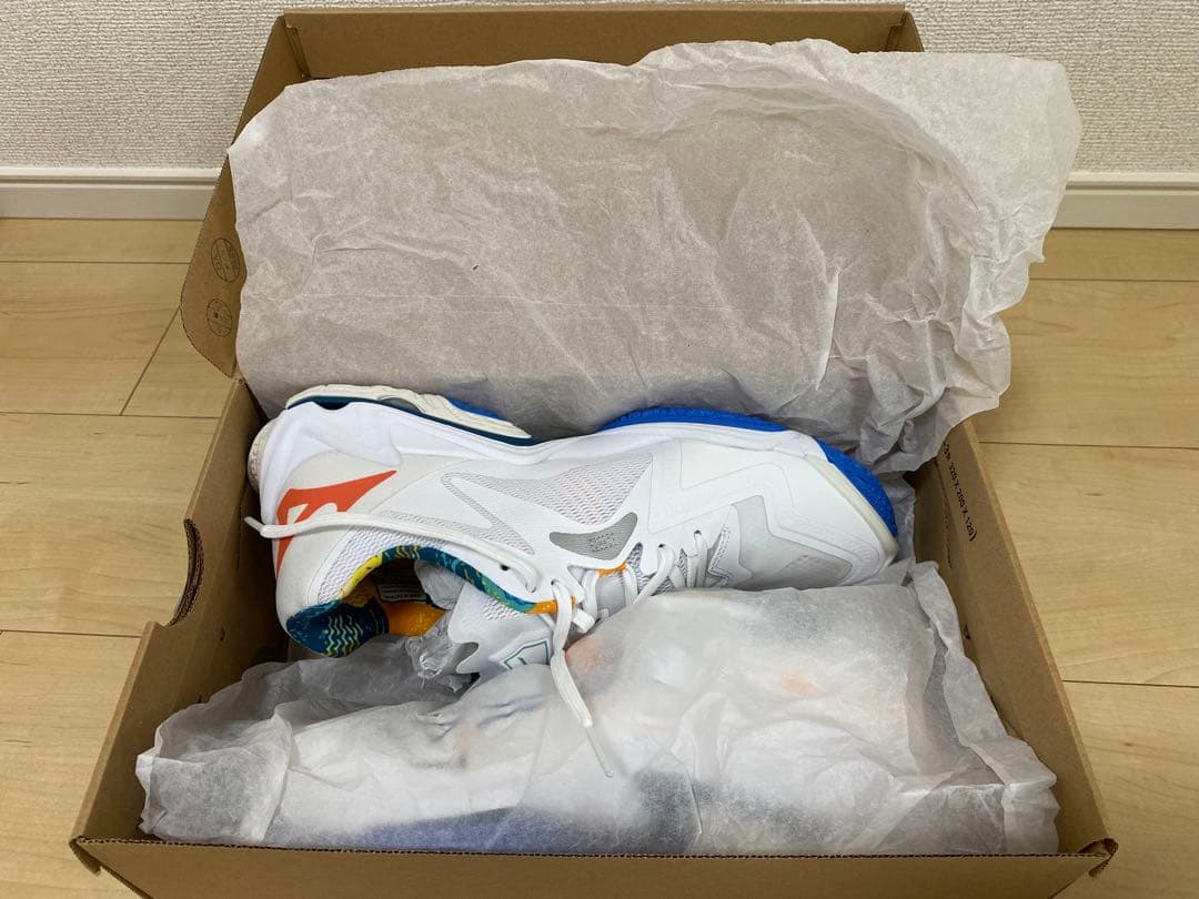 【新品未使用】ミズノ バレーボールシューズ ウエーブライトニングZ8 27cm