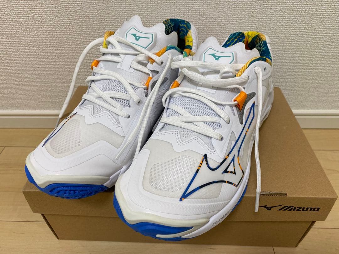 【新品未使用】ミズノ バレーボールシューズ ウエーブライトニングZ8 27cm