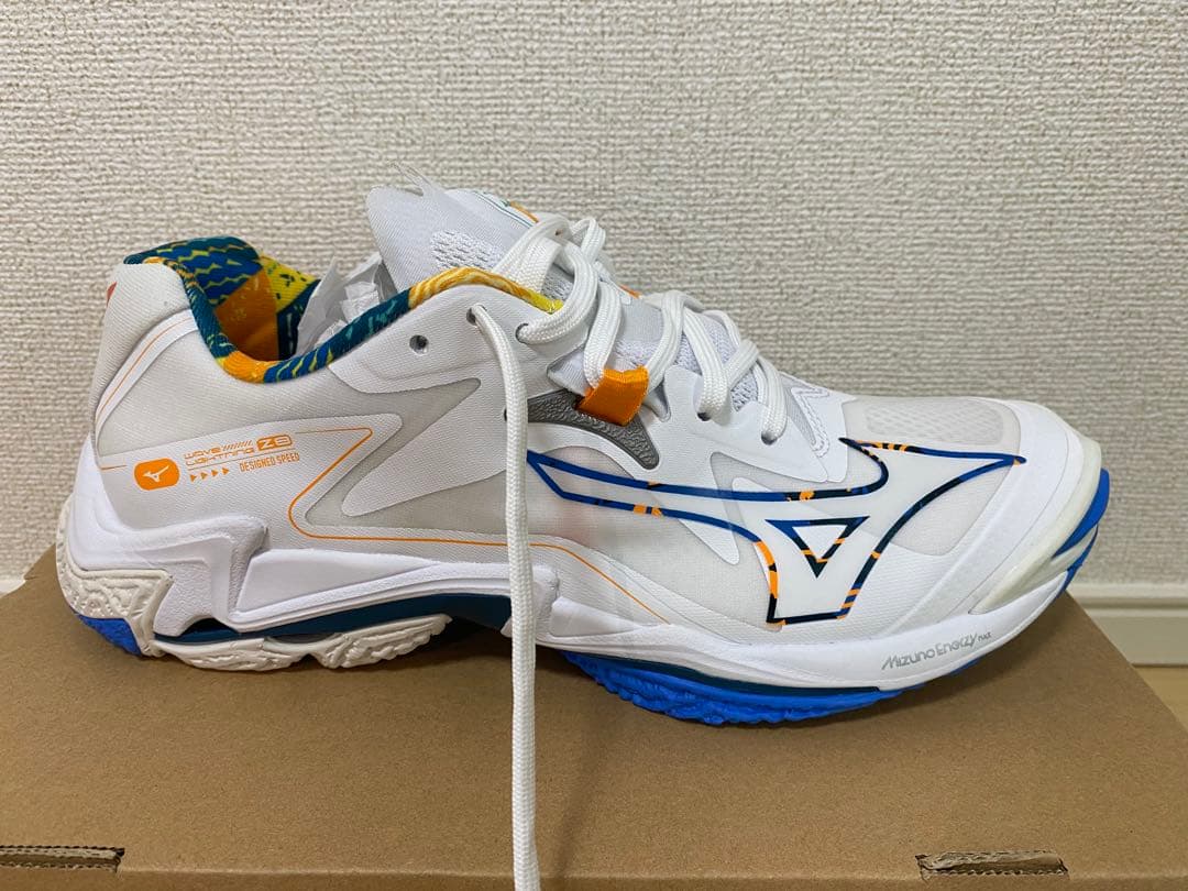 【新品未使用】ミズノ バレーボールシューズ ウエーブライトニングZ8 27cm