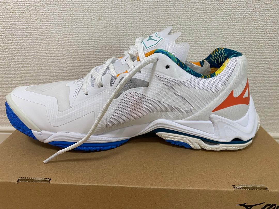 【新品未使用】ミズノ バレーボールシューズ ウエーブライトニングZ8 27cm