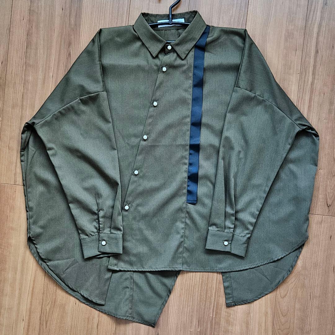 【未使用】ブランバスク　アシンメトリ－　パールボタン　シャツ