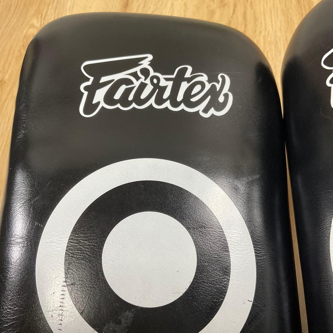 フェアテックス Fairtex キックミット 白黒赤 キックボクシング