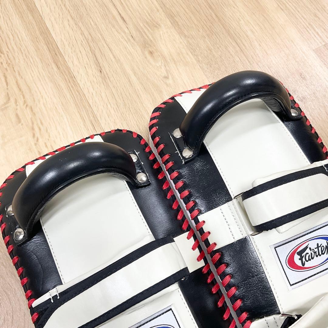 フェアテックス Fairtex キックミット 白黒赤 キックボクシング