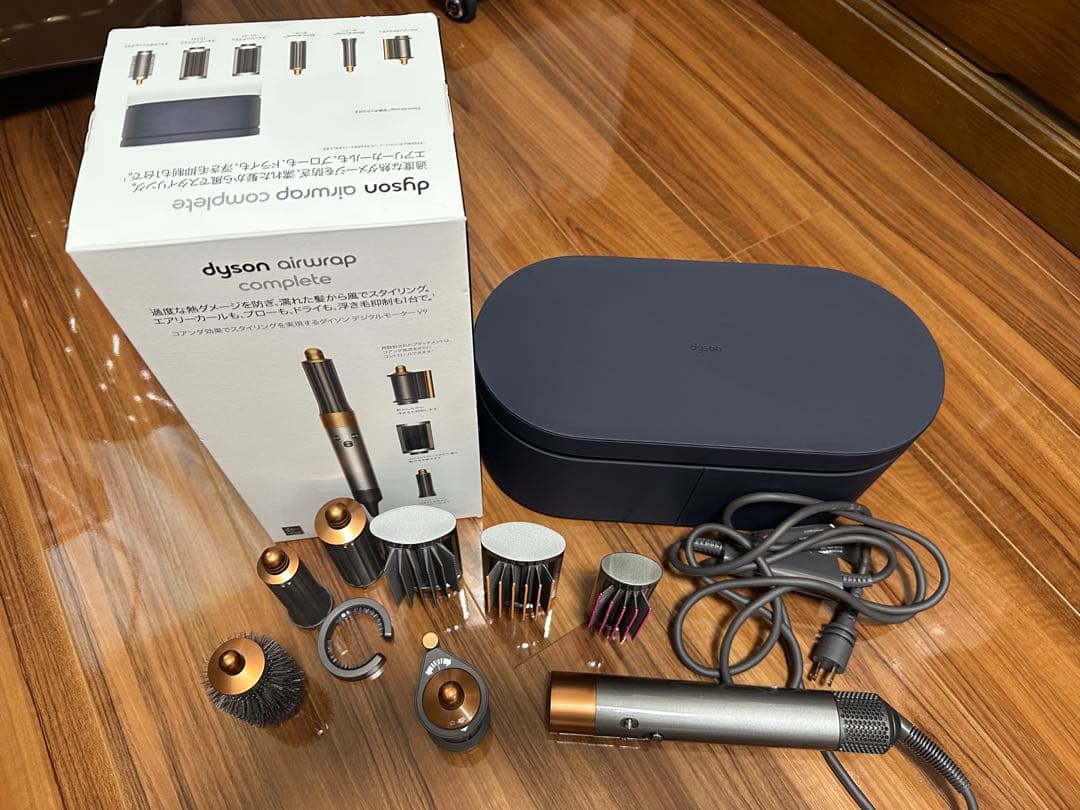 Dyson ヘアドライヤー　美品 アタッチメントおまけ付き