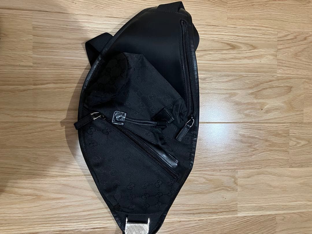 【最終値下】GUCCI レザーボディバック　新品未使用