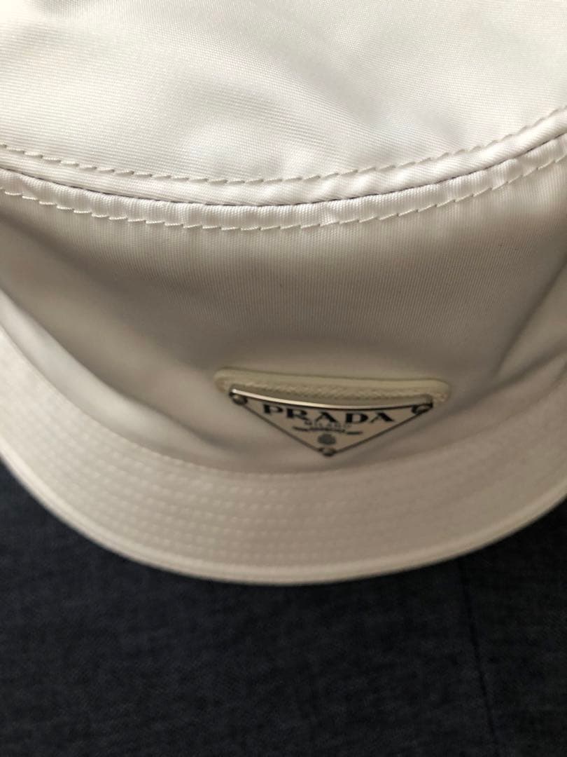 PRADA バケットハット ホワイト 白 トライアングルロゴ プレート