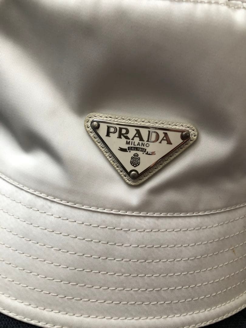 PRADA バケットハット ホワイト 白 トライアングルロゴ プレート